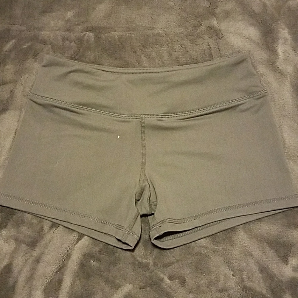 🦄 Gray stretch workout shorts